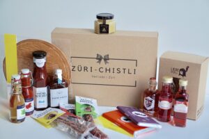 Geschenkkorb mit Schweizer Spezialitäten Apero Box versenden Züri-Chistli Delikatessen Zürich Box lokal Mitbringsel Mitarbeitergeschenk Schweiz Mitarbeitergeschenk Idee