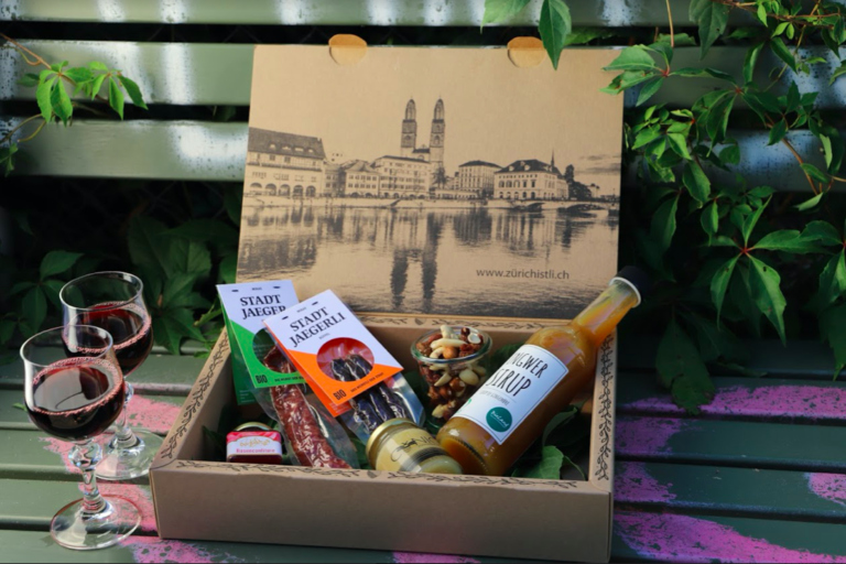 Geschenkkorb mit Schweizer Spezialitäten Zürich Lokal Delikatessenbox 2021 Mitarbeitergeschenke Schweiz