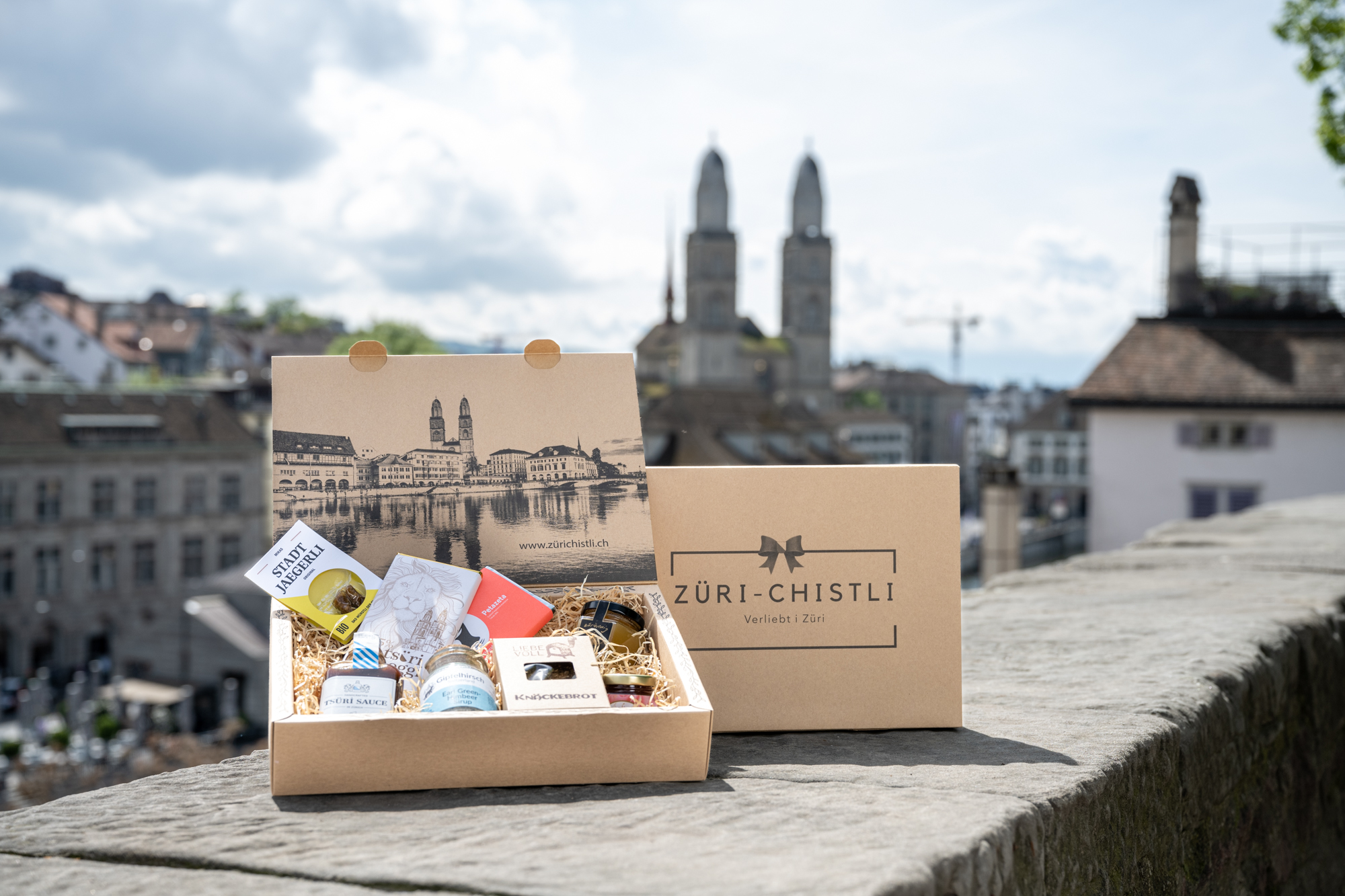 Züri-Chistli vor dem Zürcher Stadtpanorama