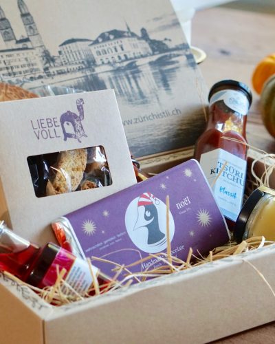 Geschenkkorb mit Schweizer Spezialitäten Züri-Chistli Delikatessen Zürich Box lokal Mitbringsel Geschenkkorb mit Schweizer Spezialitäten Züri-Chistli Delikatessen Zürich Box lokal Mitbringsel